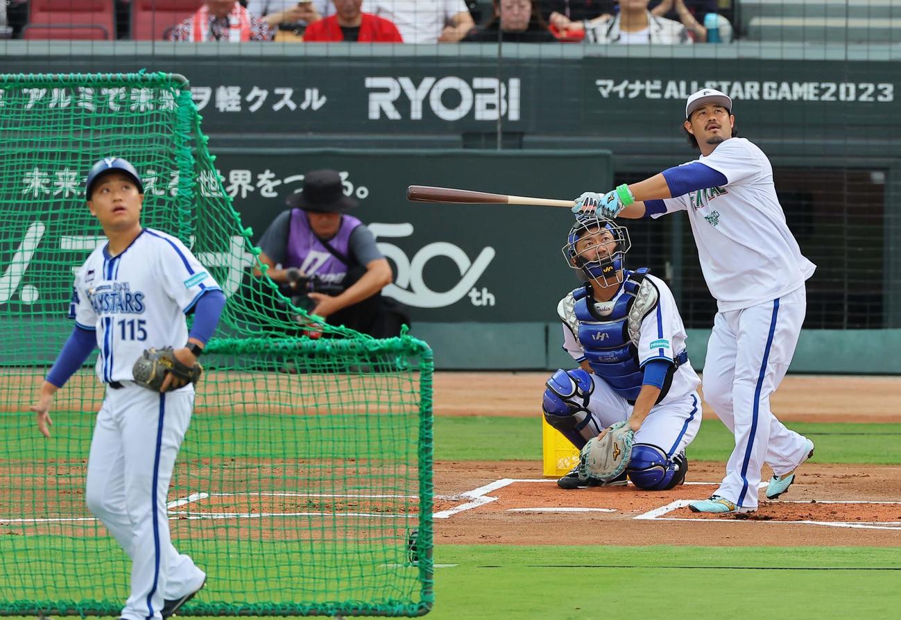 全セ対全パ　ホームランダービーで柵越えする宮崎（撮影・上田博志）