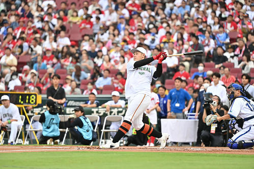 全セ対全パ 本塁打競争の決勝で快音を響かせる全セ岡本和(撮影・滝沢徹郎)