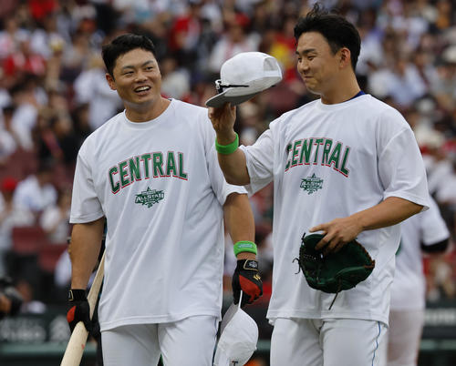 全セ対全パ 本塁打競争決勝で敗れた中日細川(左)との打撃投手を務めた小笠原(撮影・藤尾明華)