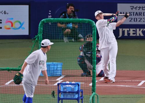 全セ対全パ ホームランダービーで柵越えする細川(撮影・上田博志)