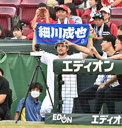 全セ対全パ 本塁打競争で全セ細川のタオルを手に応援するバウアー(撮影・滝沢徹郎)