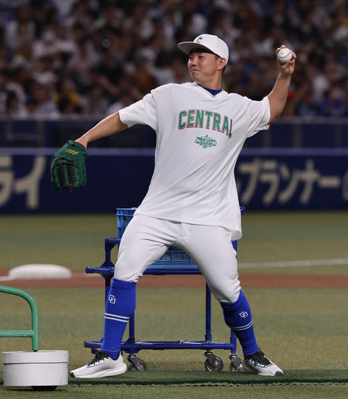 全セ対全パ 本塁打競争で細川の打撃投手を務めた中日小笠原(撮影・藤尾明華)