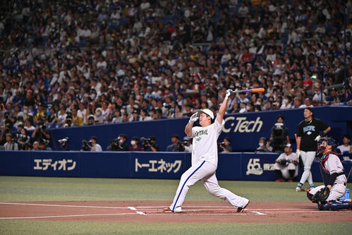 全セ対全パ 本塁打競争で快音を響かせる全セ牧(撮影・滝沢徹郎)