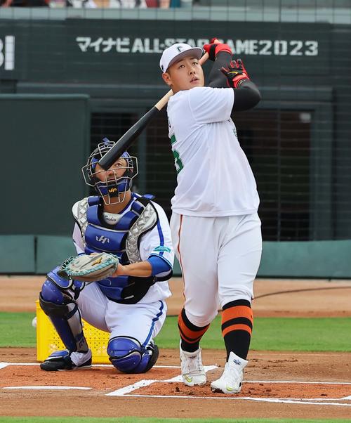 全セ対全パ ホームランダービーで柵越えする岡本和(撮影・上田博志)