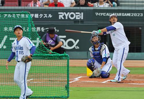 全セ対全パ ホームランダービーで柵越えする宮崎(撮影・上田博志)