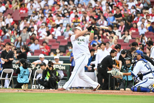全セ対全パ 本塁打競争に臨む全セ細川(撮影・滝沢徹郎)