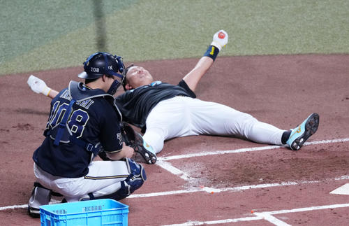 全セ対全パ ホームランダービーで敗れ悔しがる杉本(撮影・横山健太)