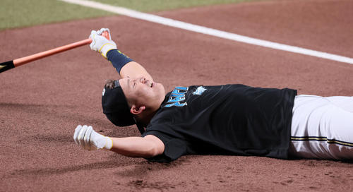 全セ対全パ ホームランダービー延長戦を終えグラウンドに倒れる杉本(撮影・加藤哉)