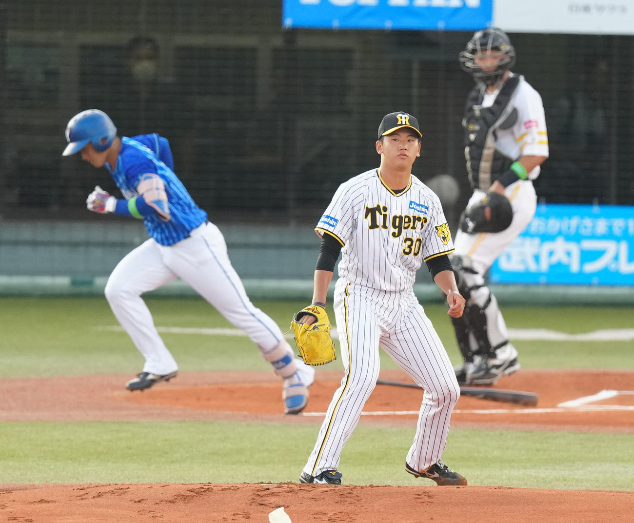 全ウ対全イ　1回表全イ1死一塁、松尾（左）に左前打を浴びる門別（撮影・江口和貴）