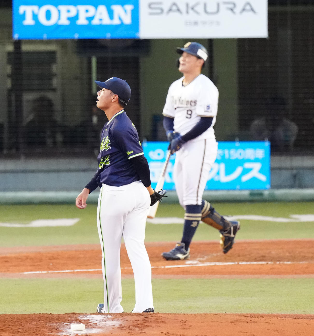 全ウ対全イ　3回裏全ウ2死、野口（後方）にソロ本塁打を浴びる竹山（撮影・江口和貴）