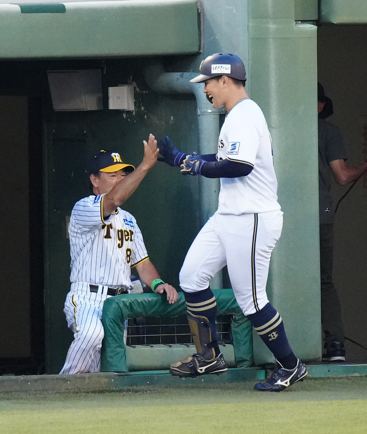 全ウ対全イ　3回裏全ウ2死、ソロ本塁打を放った野口（右）とタッチを交わす和田監督（撮影・江口和貴）