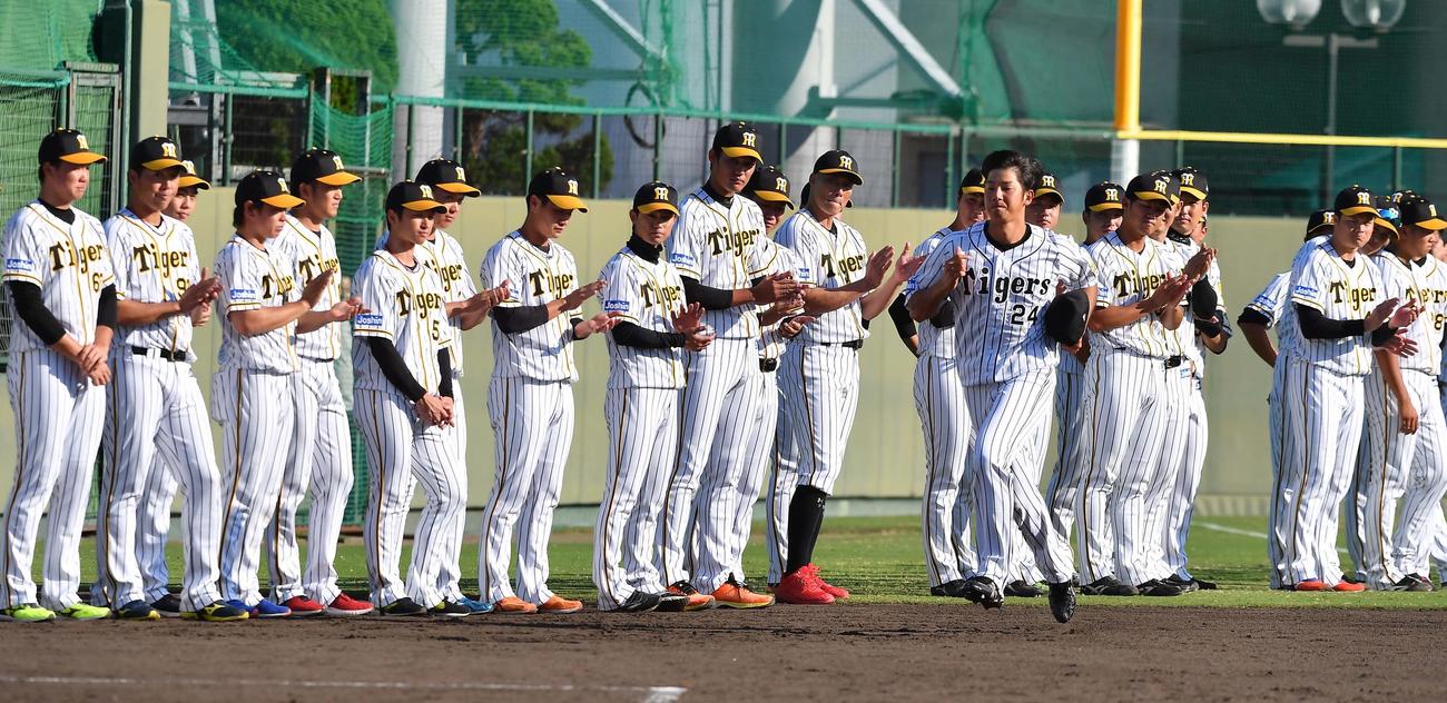引退セレモニーでナインの拍手を受けながら見送られる横田慎太郎さん（19年9月26日撮影）