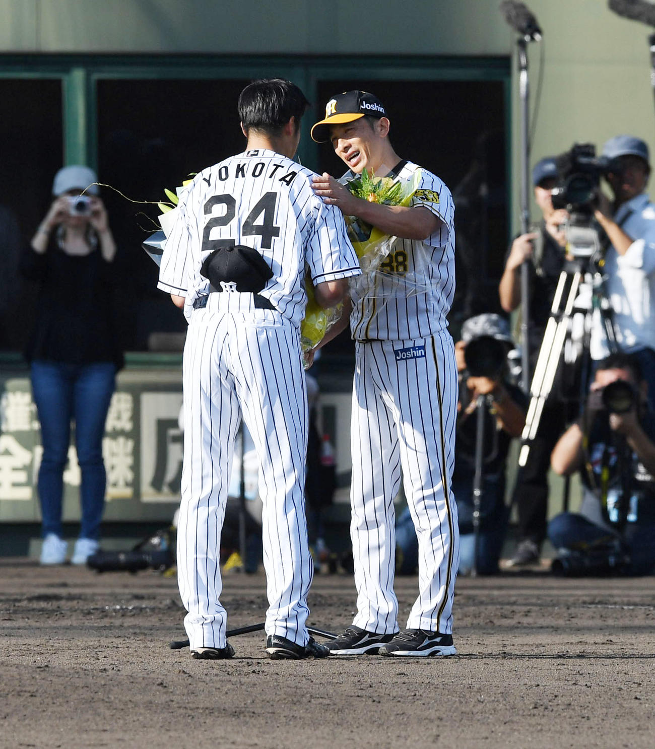 横田慎太郎さん引退式で花束を贈る矢野監督（19年9月26日撮影）