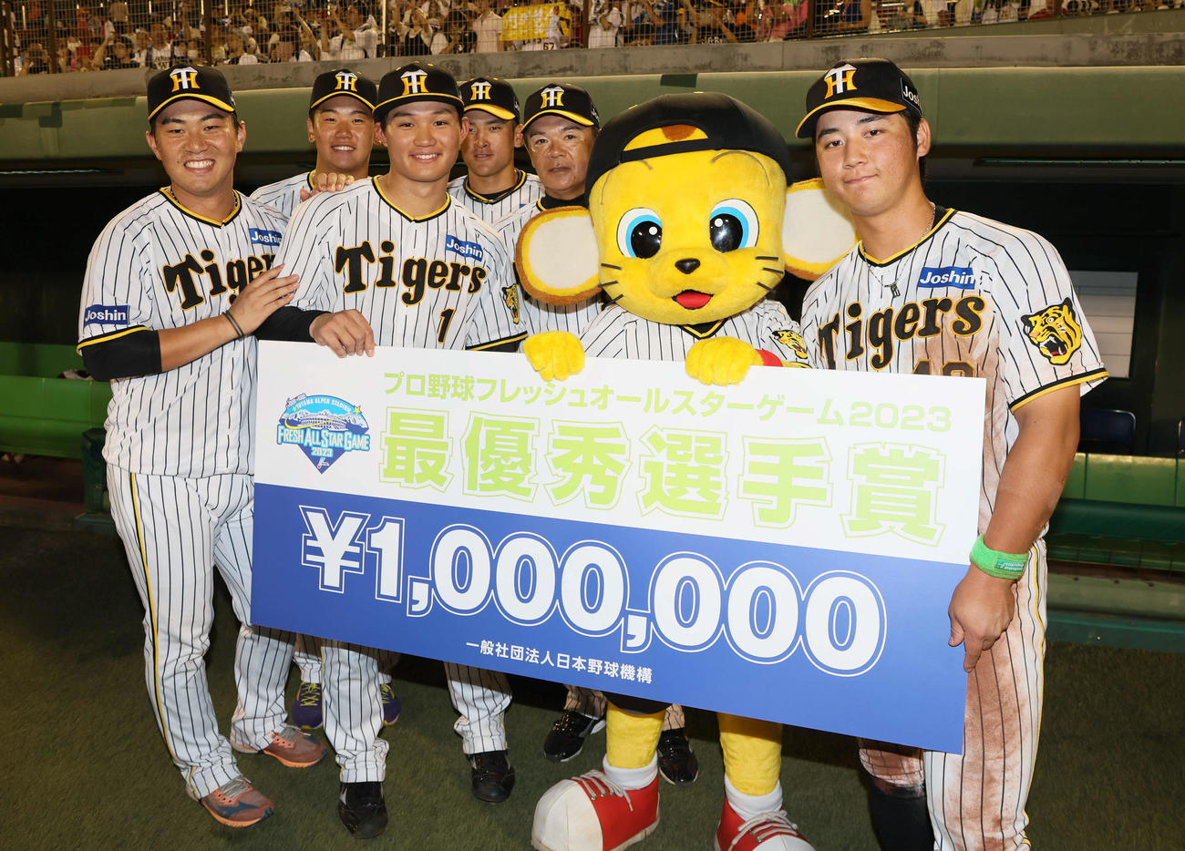 全ウ対全イ　MVPを獲得した森下と記念写真に納まる阪神ナイン。左から桐敷、門別、高寺、和田監督、キー太、井坪（撮影・加藤哉）