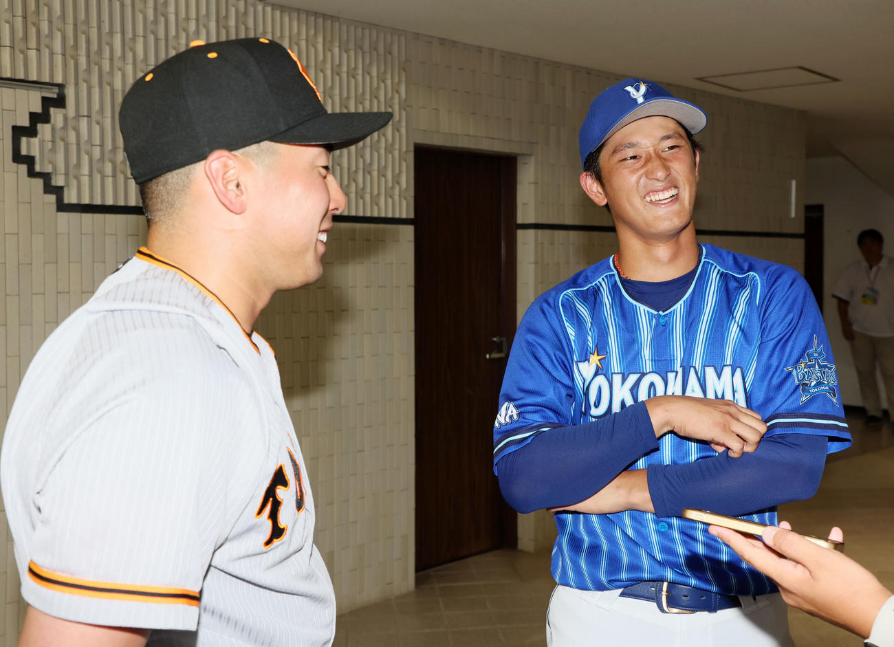 DeNA松尾（右）は巨人浅野と談笑する（撮影・加藤哉）