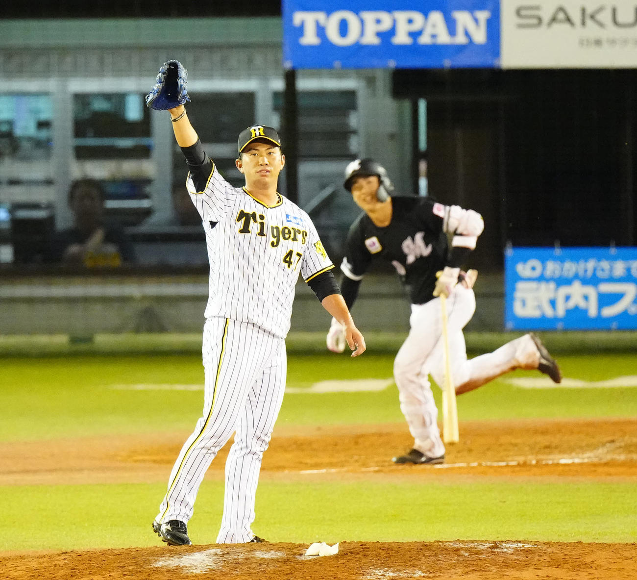 全ウ対全イ　9回表全イ2死、友杉（後方）を遊飛に仕留める桐敷（撮影・江口和貴）