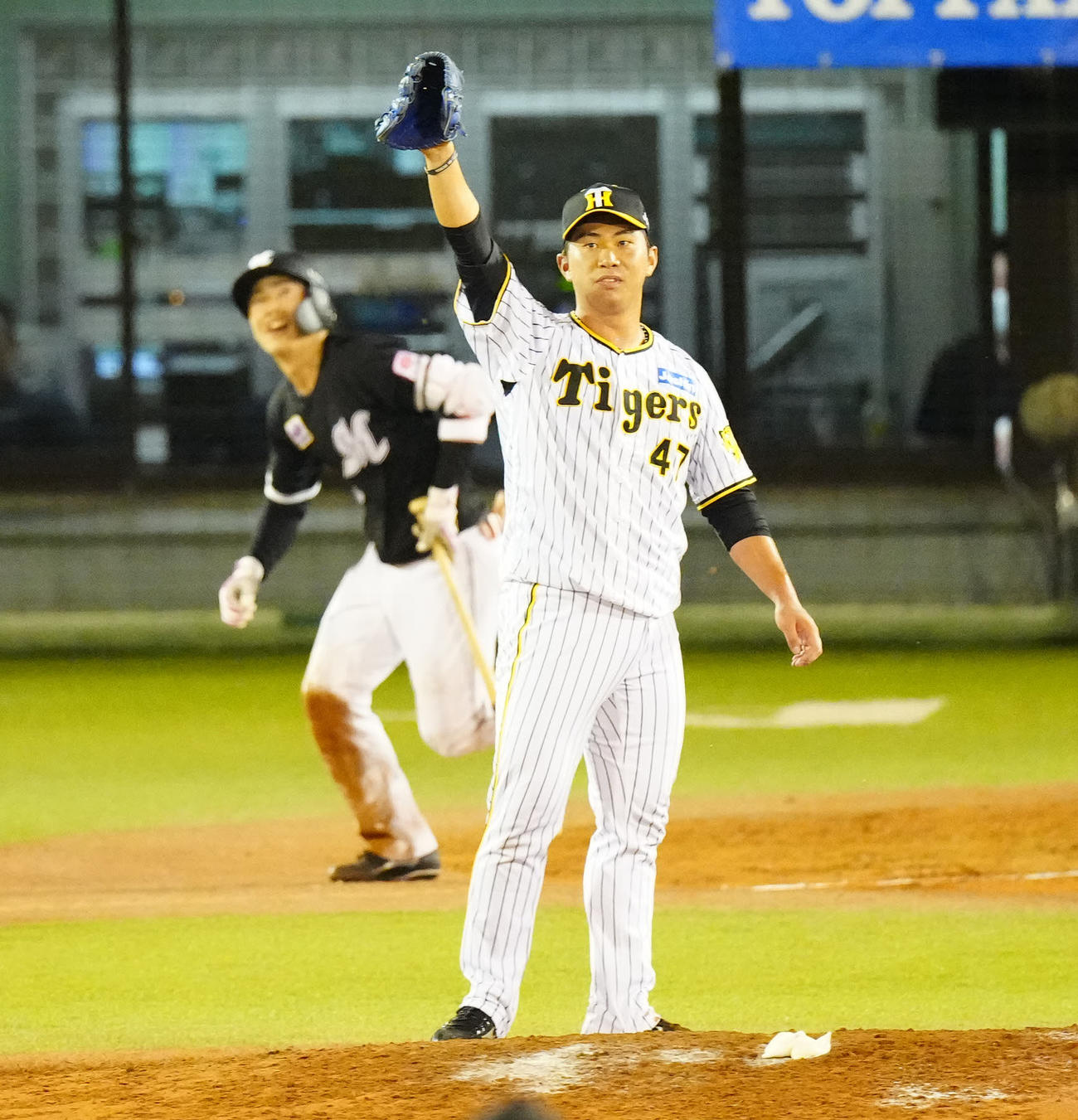 全ウ対全イ　9回表全イ2死、友杉（後方）を遊飛に仕留める桐敷（撮影・江口和貴）