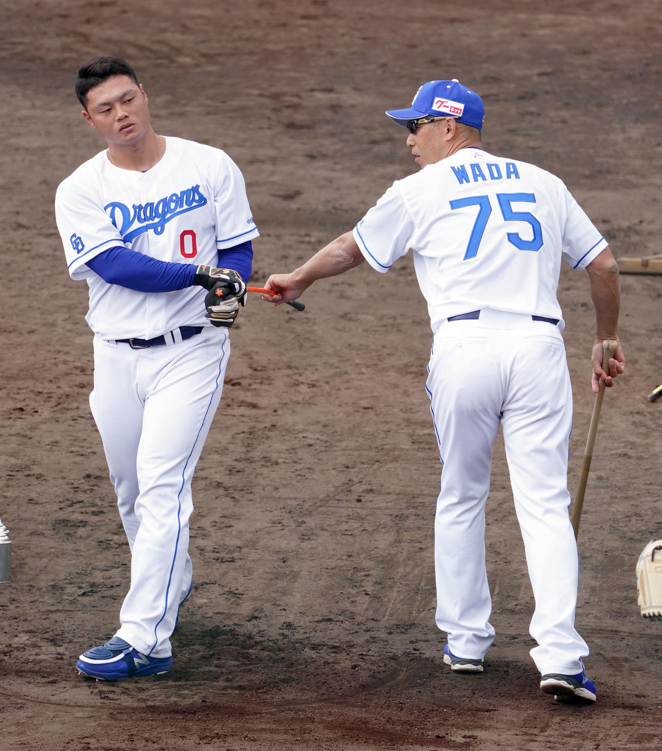 2月1日、春季キャンプ初日、中日細川（左）にアドバイスをする和田打撃コーチ