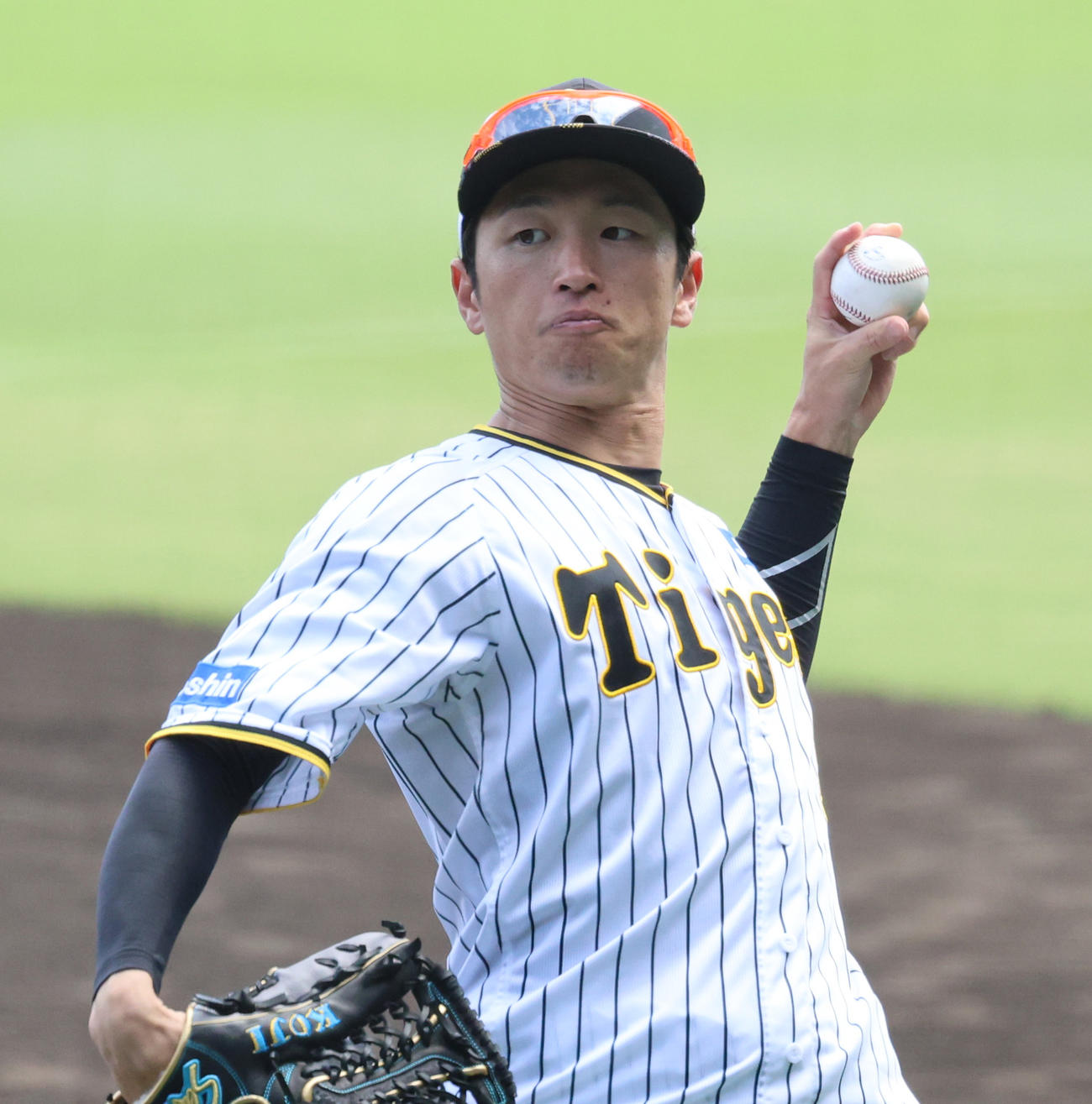 キャッチボールを行う阪神近本（撮影・清水貴仁）