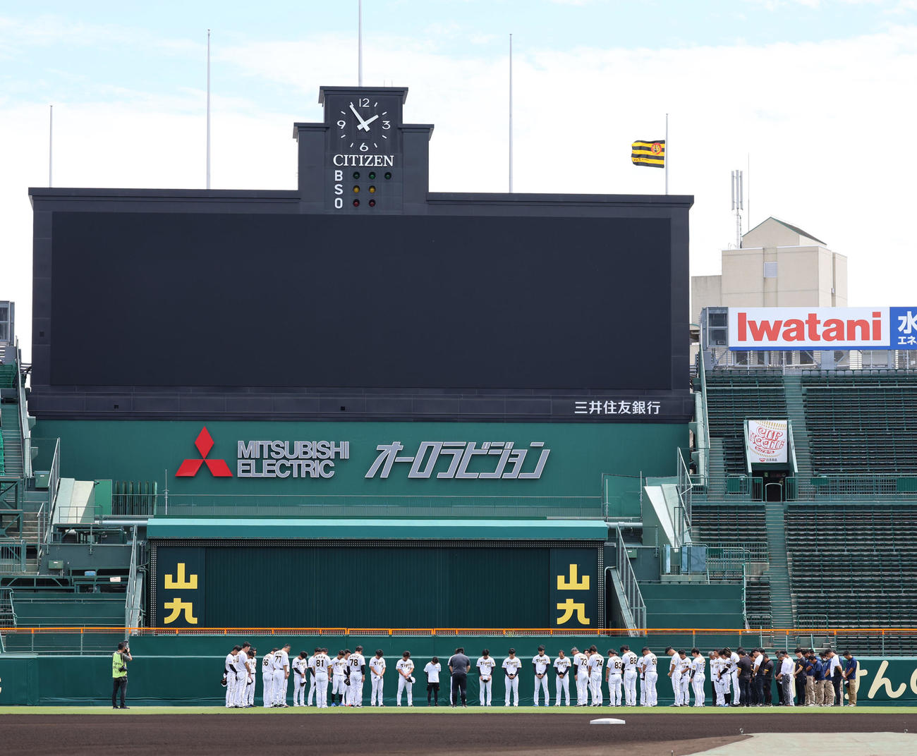 死去した横田慎太郎さんに向けて甲子園で黙とうをささげる阪神ナイン（撮影・清水貴仁）