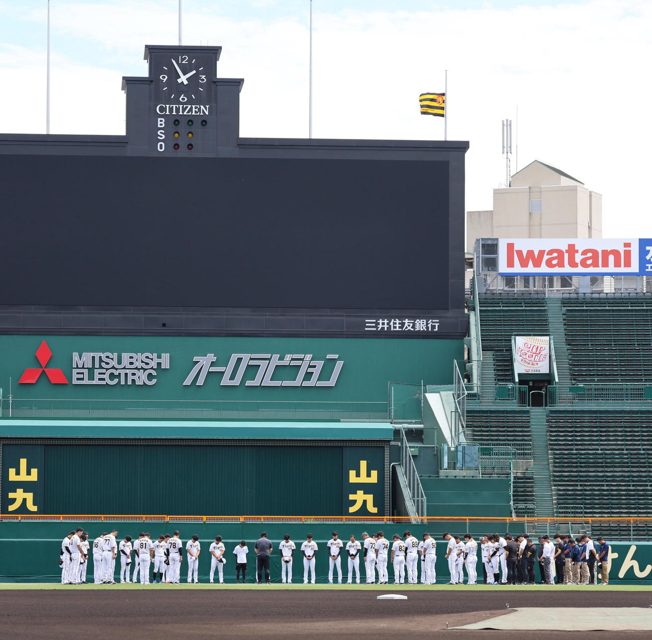 死去した横田慎太郎さんに向けて甲子園で黙とうをささげる阪神ナイン（撮影・清水貴仁）