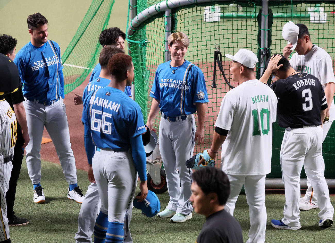 全セ対全パ　松本剛（中央）ら日本ハム勢は中田にあいさつ（撮影・加藤哉）