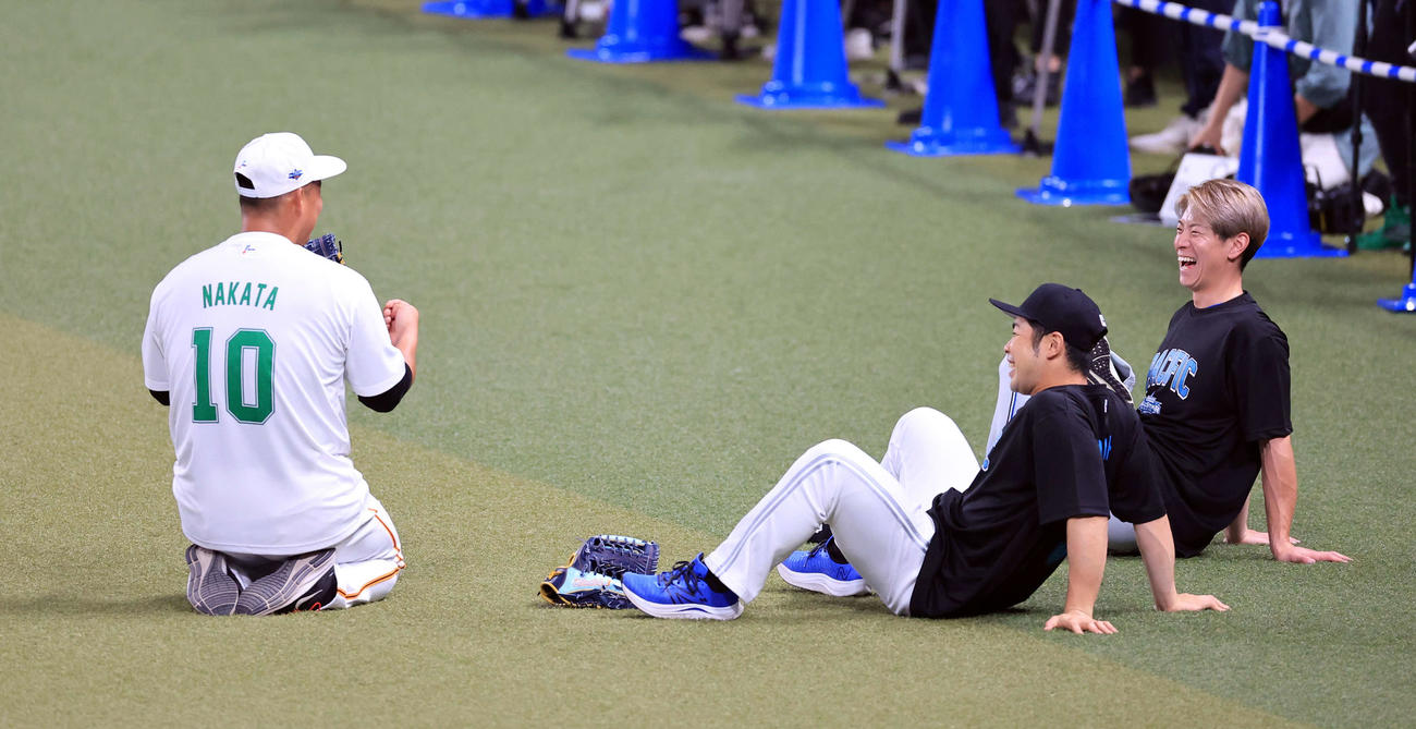 全セ対全パ　中田翔（左）と談笑する松本剛（右奥）（撮影・浅見桂子）