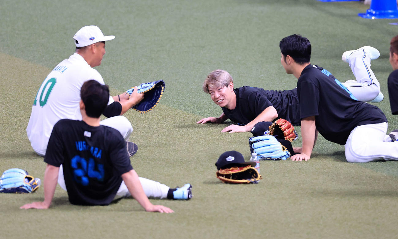 全セ対全パ　中田翔（左奥）と談笑する松本剛（右奥）（撮影・浅見桂子）