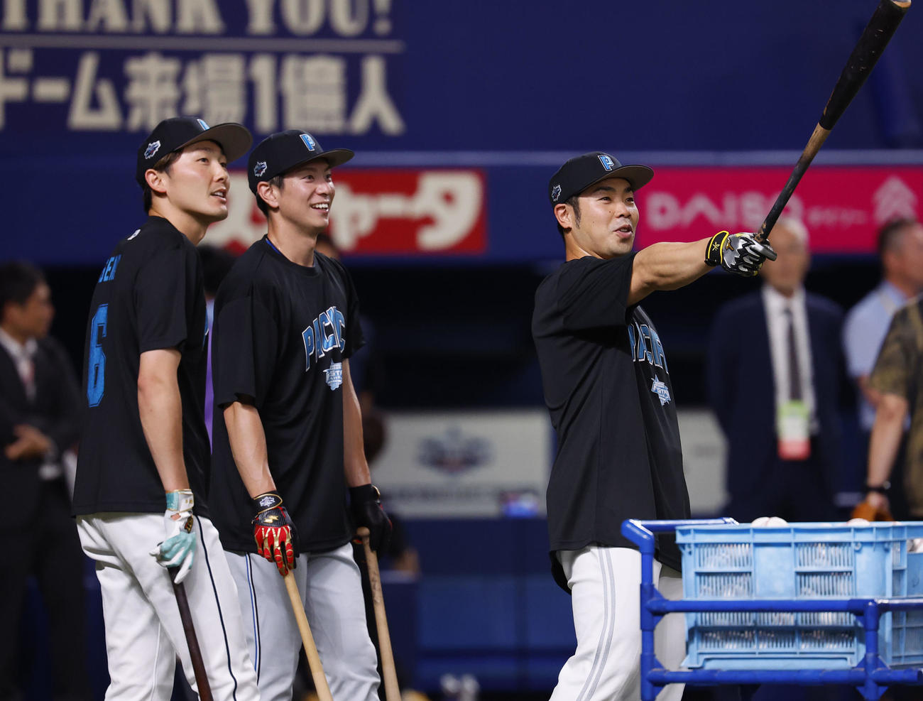 全セ対全パ　談笑する（左から）西武源田、日本ハム松本剛、ソフトバンク近藤（撮影・藤尾明華）