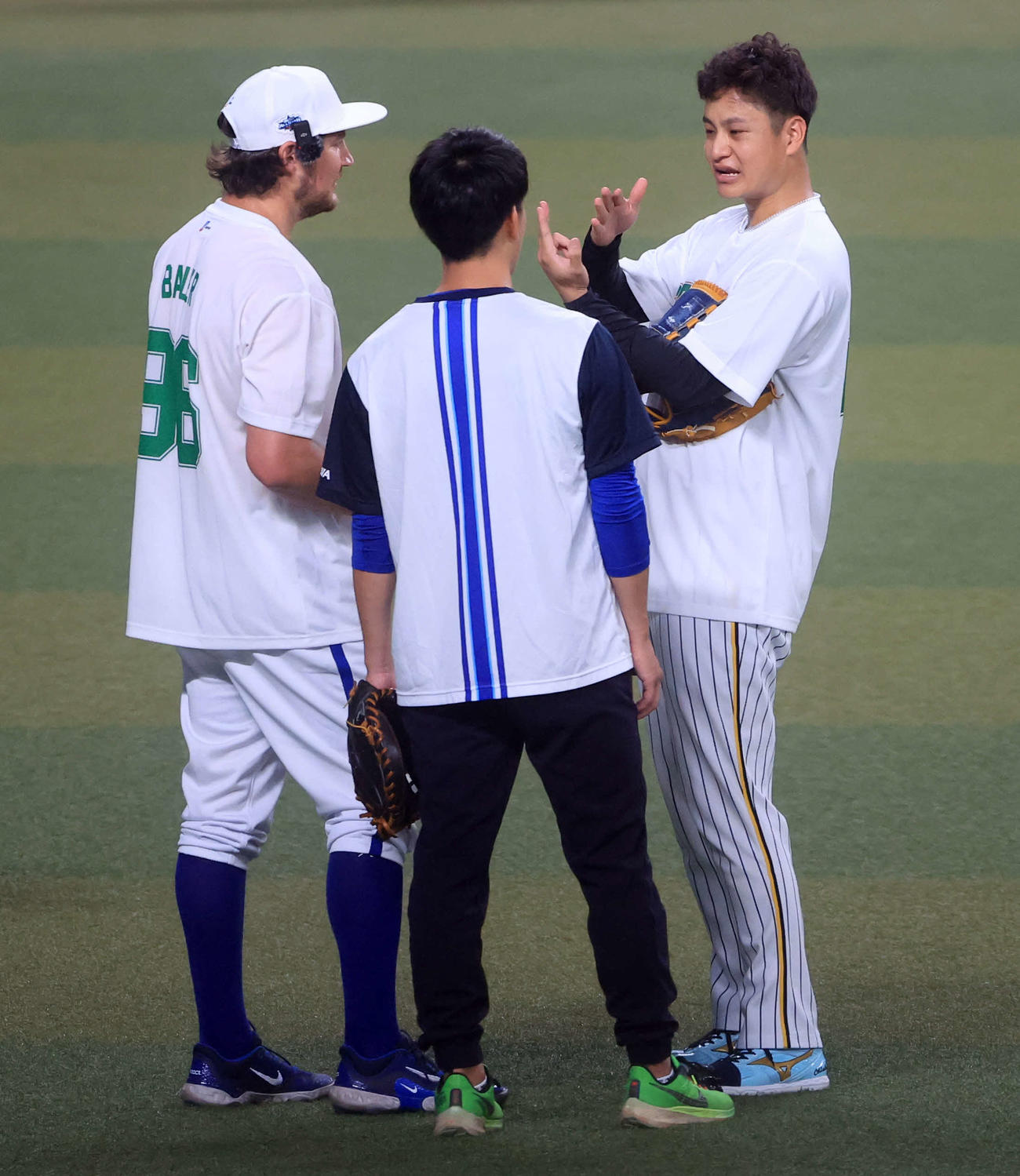 全セ対全パ　大竹（右）はバウアーから握りを教えてもらう（撮影・浅見桂子）
