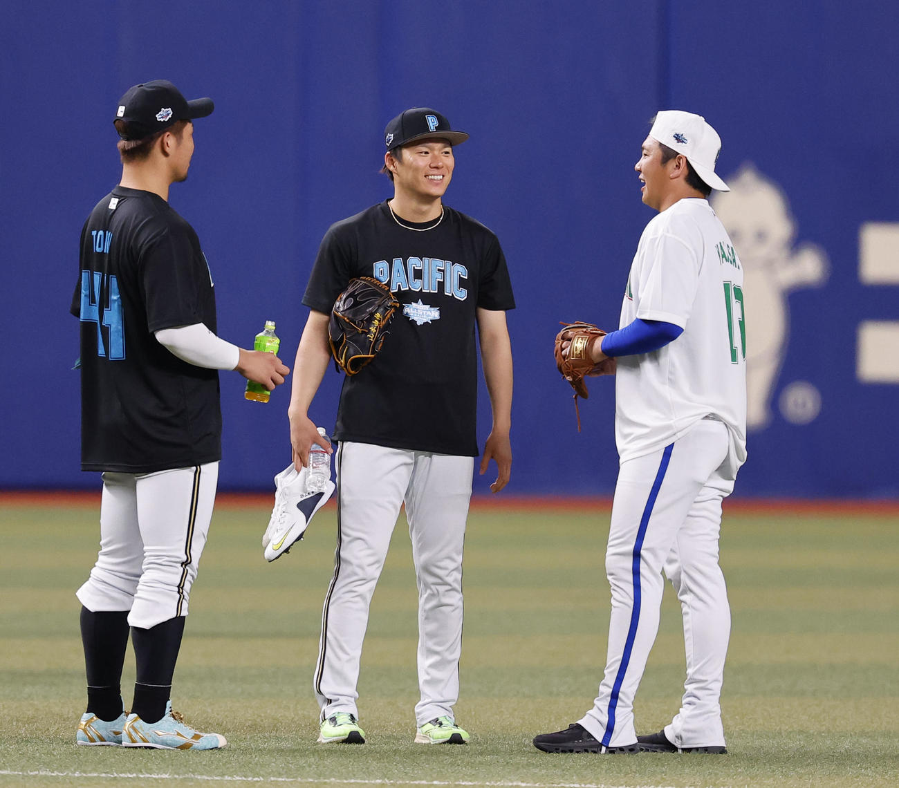 全セ対全パ　談笑する（左から）オリックス頓宮、山本、DeNA山崎（撮影・藤尾明華）