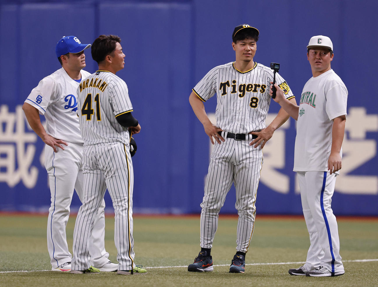 全セ対全パ　談笑する（左から）DeNA細川、阪神村上、佐藤輝、DeNA牧（撮影・藤尾明華）