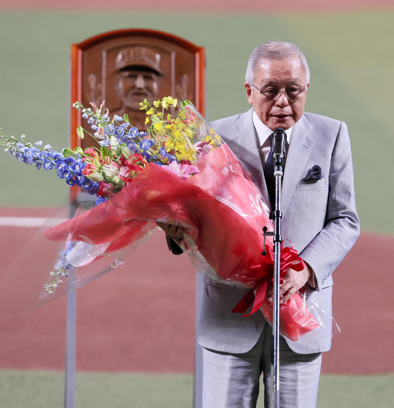 全セ対全パ　殿堂入り表彰であいさつする古関正裕氏（撮影・加藤哉）