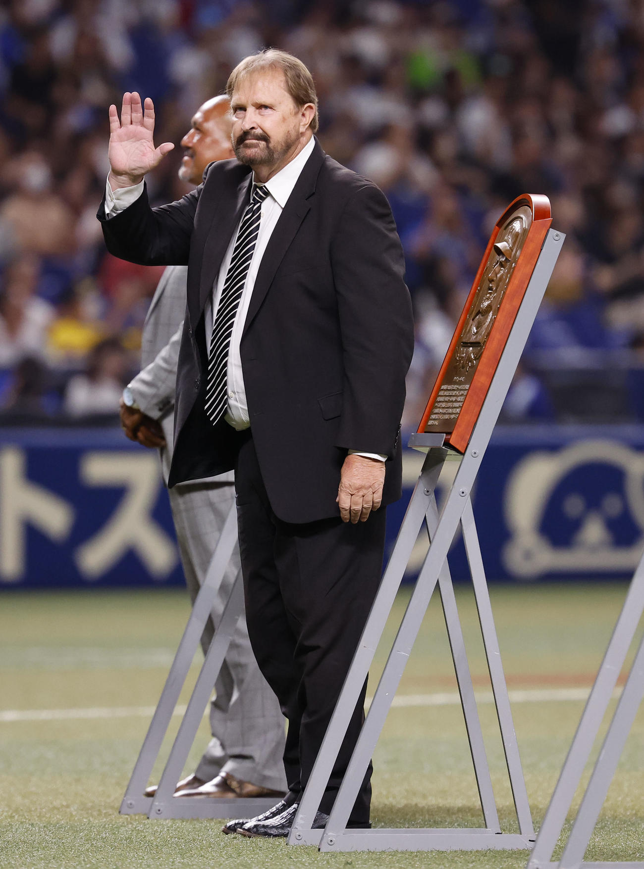 全セ対全パ　殿堂入りの表彰を受けるバース氏（撮影・藤尾明華）
