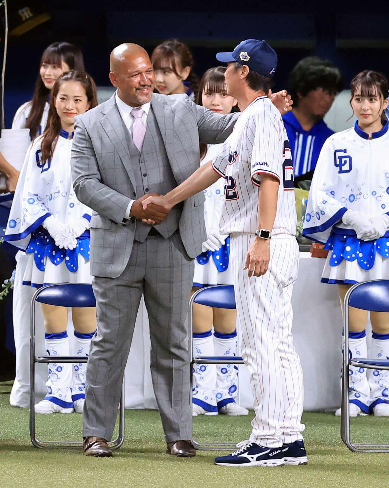 全セ対全パ　野球殿堂入りの表彰で、ラミレス氏（右から2人目）は高津監督と笑顔で握手（撮影・浅見桂子）