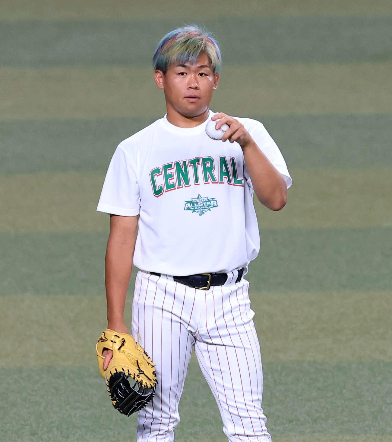 全セ対全パ　髪の毛を12球団色にしてキャッチボールする田口（撮影・浅見桂子）