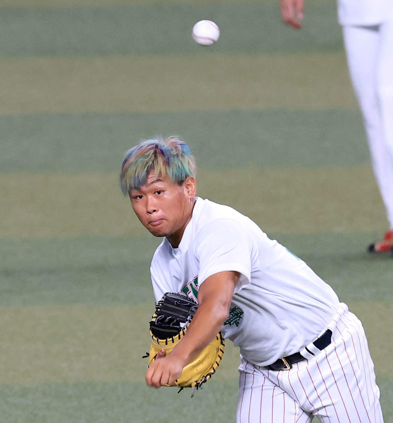 全セ対全パ　髪の毛を12球団色にしてキャッチボールする田口（撮影・浅見桂子）