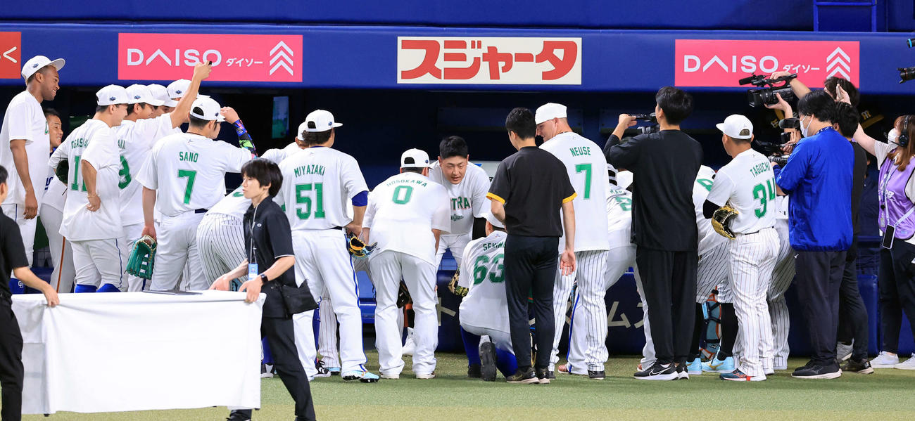 全セ対全パ　試合前、全セの円陣で声出しする岡本和（中央）（撮影・浅見桂子）