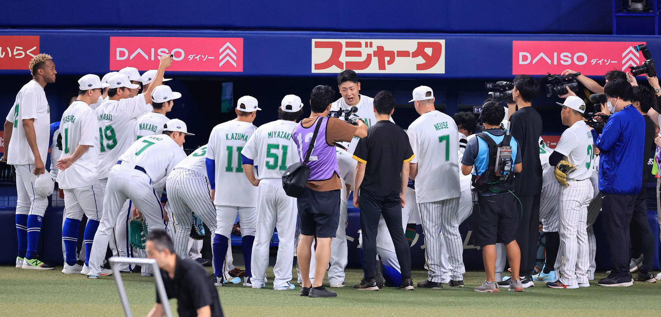 全セ対全パ　試合前、全セの円陣で声出しする岡本和（中央）（撮影・浅見桂子）