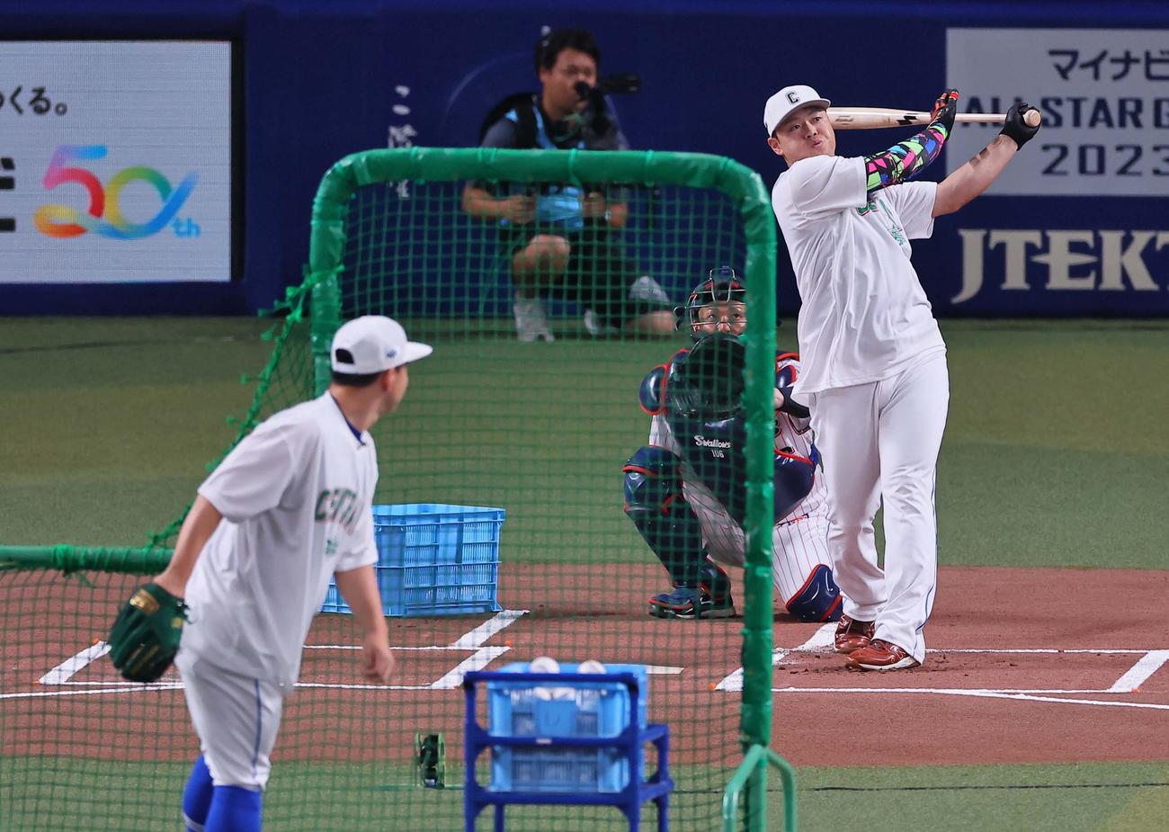 全セ対全パ　ホームランダービーで柵越えする細川（撮影・上田博志）