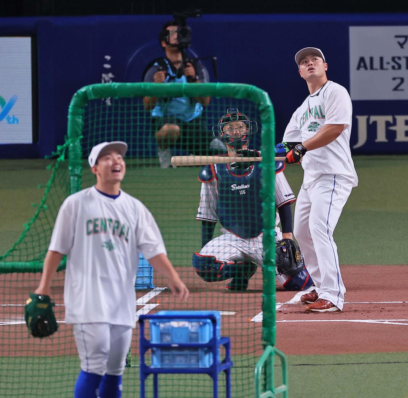 全セ対全パ　ホームランダービーで柵越えする細川（撮影・上田博志）