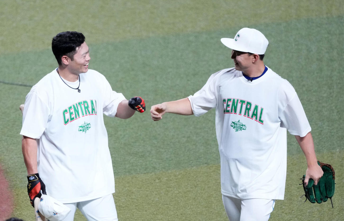 全セ対全パ　ホームランダービー準決勝を終えタッチを交わす全セ細川成也（左）と小笠原（撮影・横山健太）