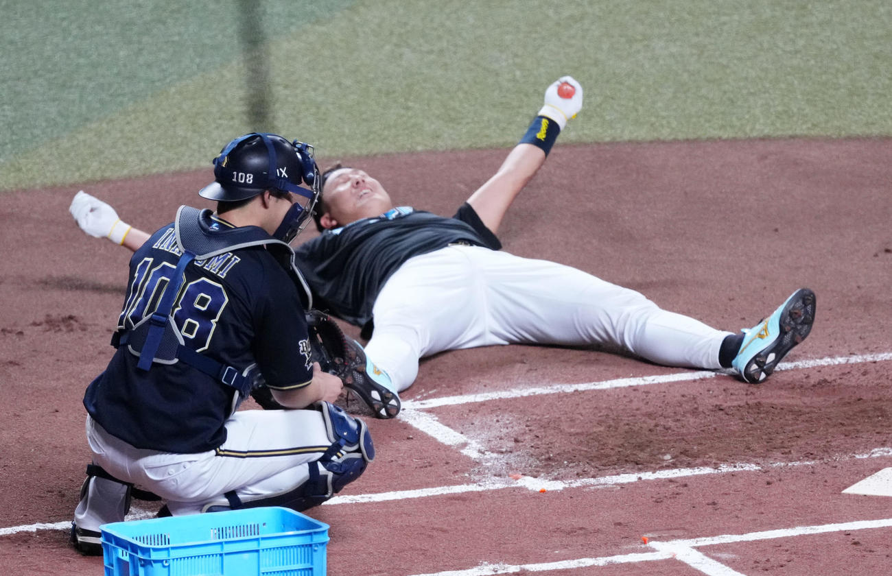 全セ対全パ　ホームランダービーで敗れ悔しがる杉本（撮影・横山健太）
