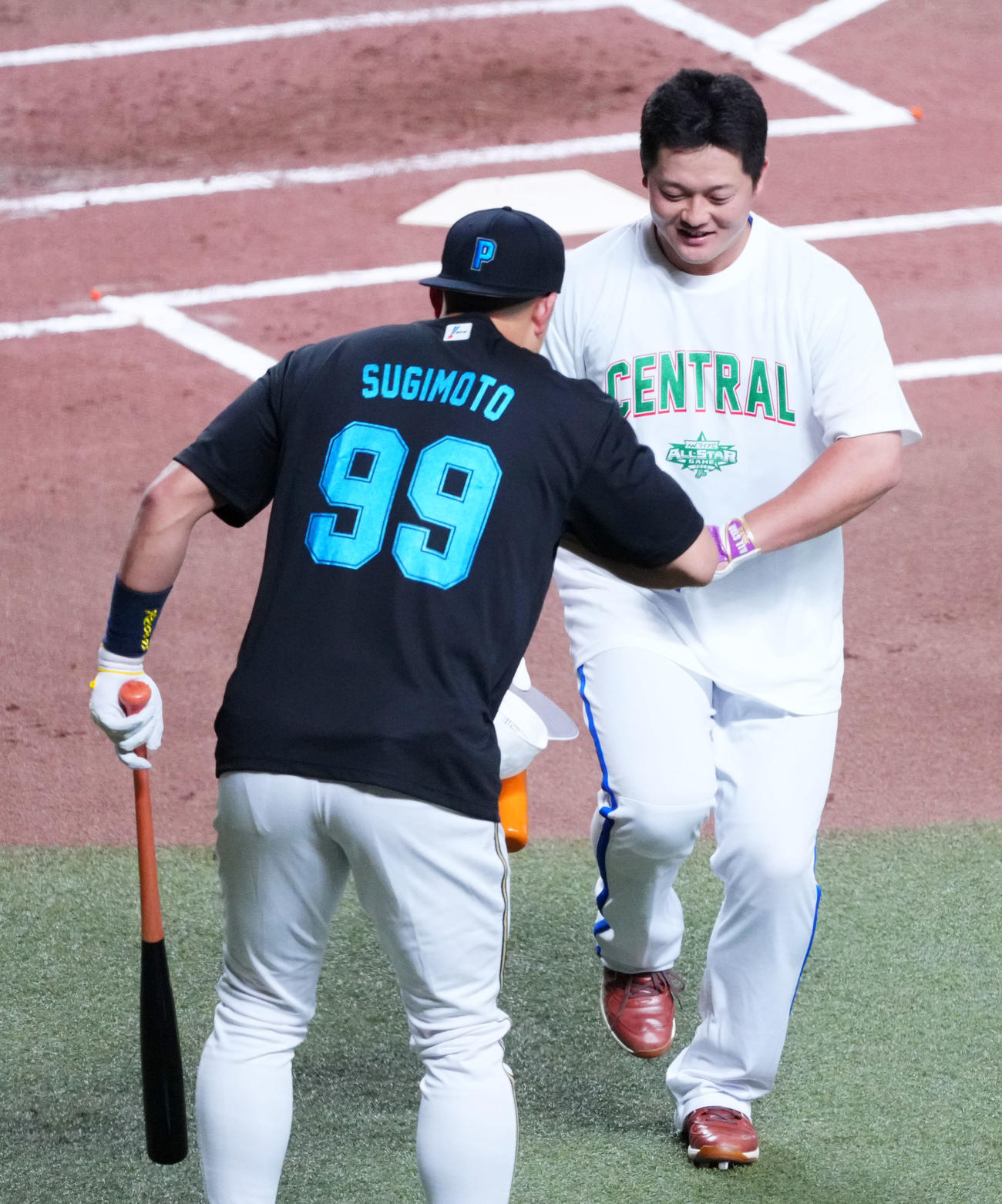全セ対全パ　ホームランダービーを終えデスターシャをする牧。左は杉本（撮影・横山健太）