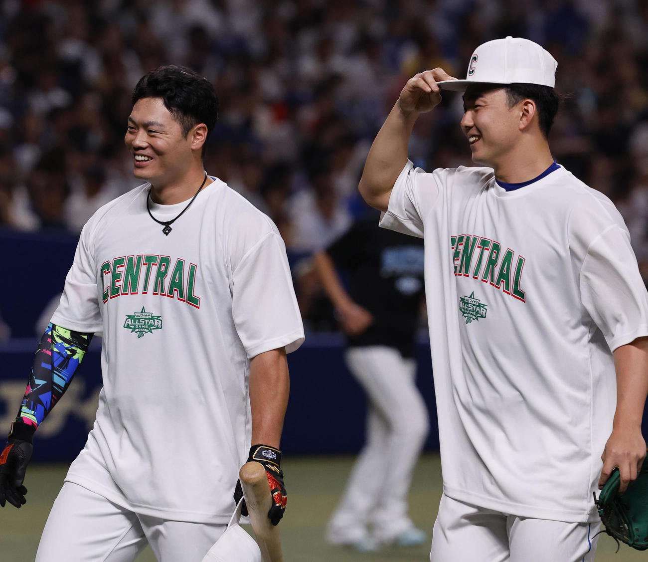 全セ対全パ　本塁打競争1回戦を終え笑顔を見せる中日細川（左）と小笠原（撮影・藤尾明華）