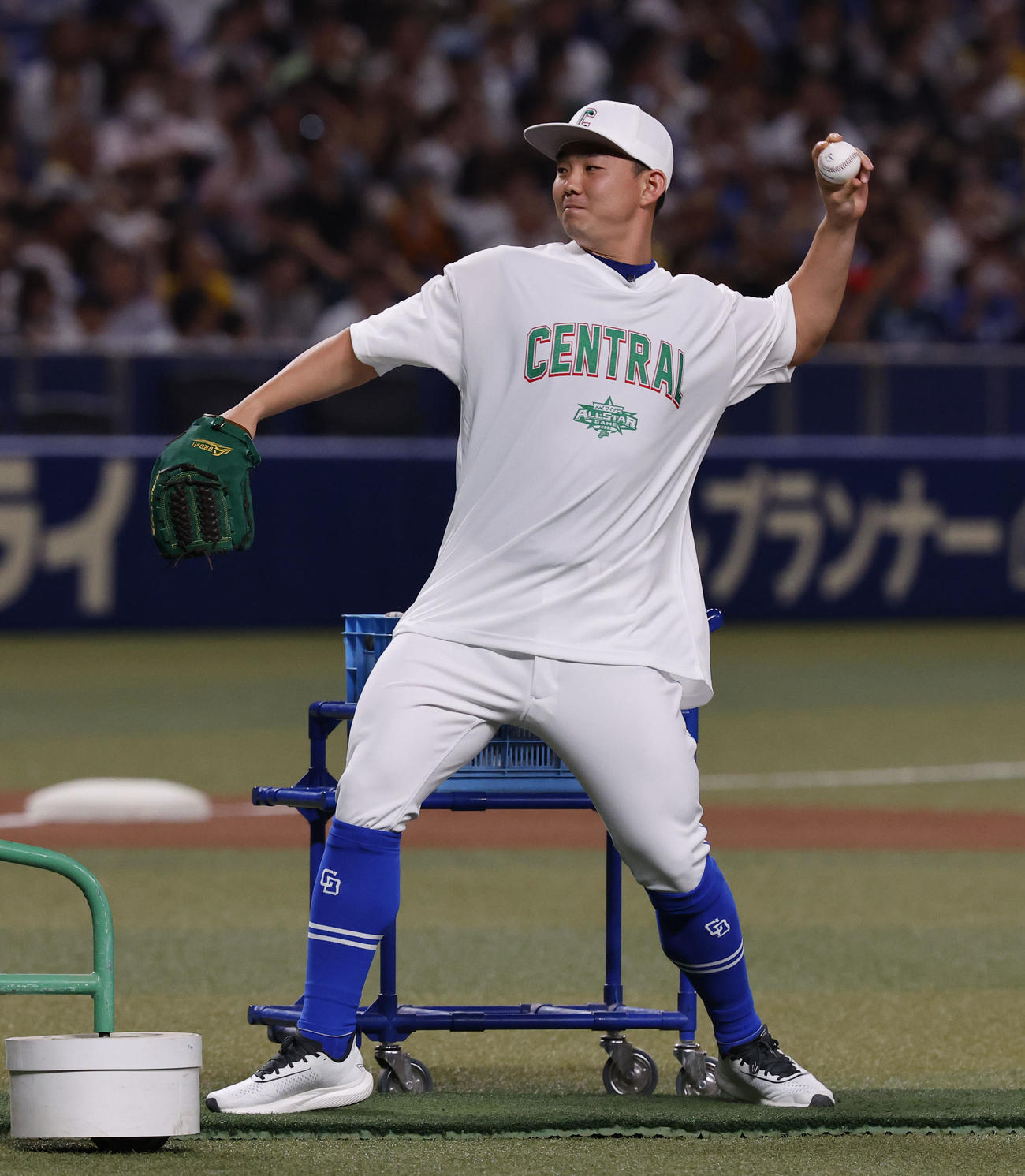 全セ対全パ　本塁打競争で細川の打撃投手を務めた中日小笠原（撮影・藤尾明華）