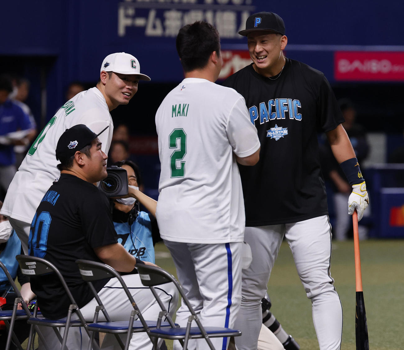 全セ対全パ　本塁打競争1回戦で敗れ、牧と労うオリックス杉本（右）（撮影・藤尾明華）