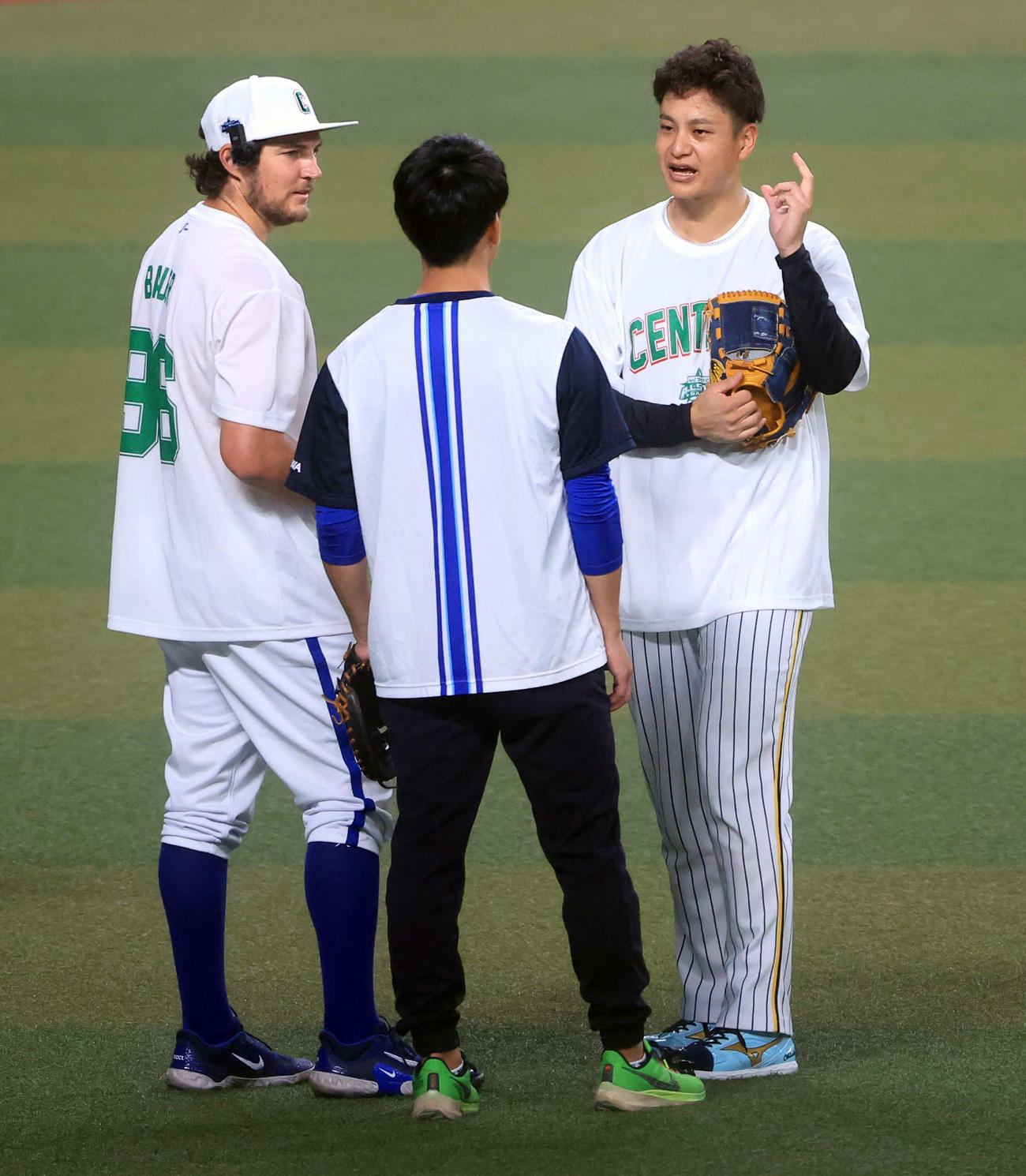 阪神大竹（右）はDeNAバウアーから握りを教えてもらう（撮影・浅見桂子）