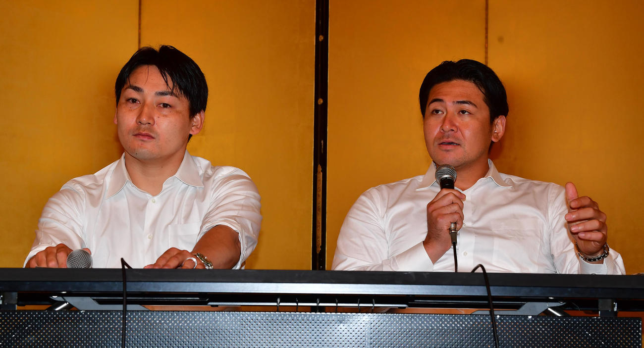 プロ野球選手会総会後、会見する会沢会長（右）と丸理事長（撮影・前岡正明）