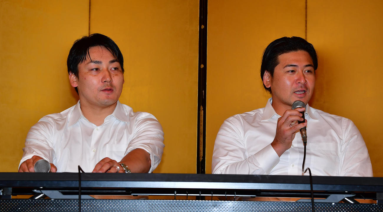 プロ野球選手会総会後、会見する会沢会長（右）と丸理事長（撮影・前岡正明）